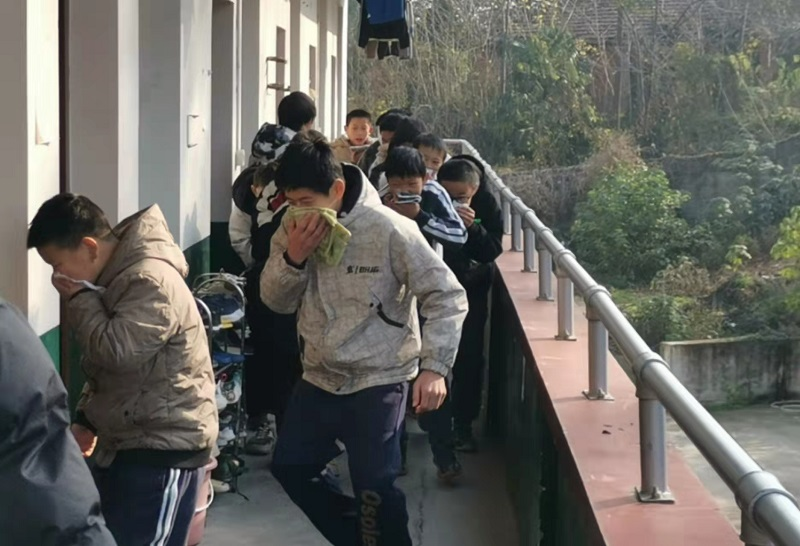 汉寿县鸭子港中学开展寄宿生冬季消防应急疏散演练