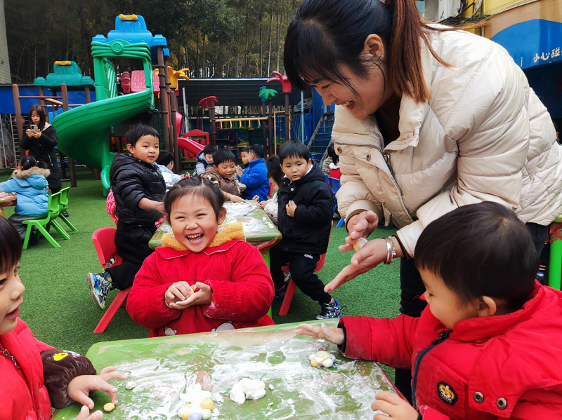 汉寿县太子庙镇公办幼儿园开展“五彩汤圆  喜迎新年”的主题活动