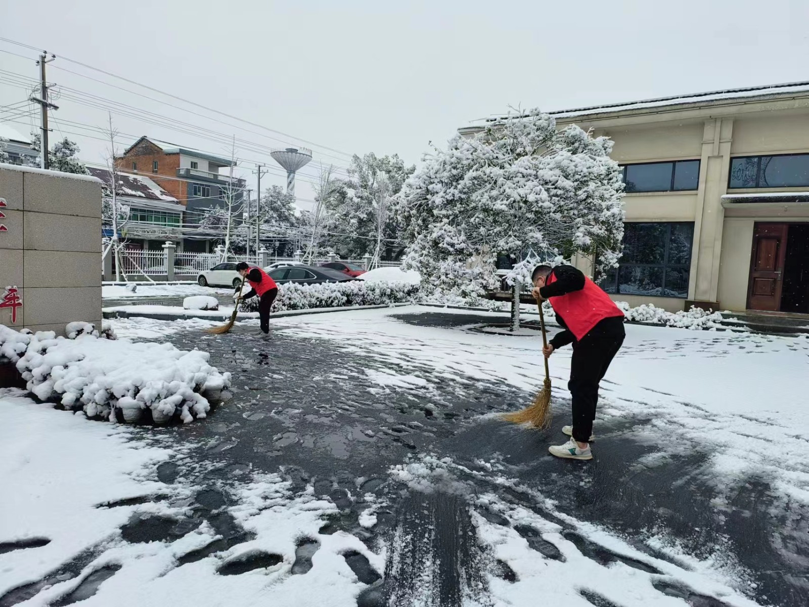 汉寿县蒋家嘴镇：清理路面积雪，保障道路畅通