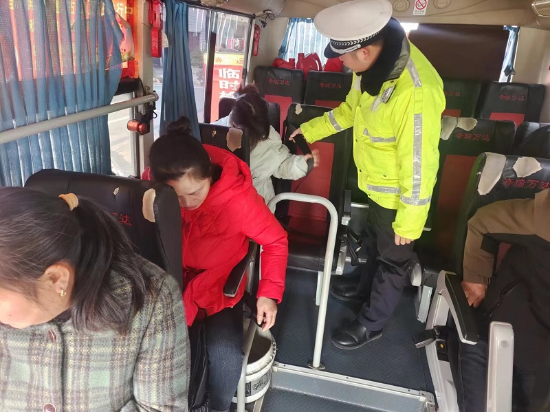 春运首日，汉寿县公安局交通警察大队开展客运车辆安全大检查