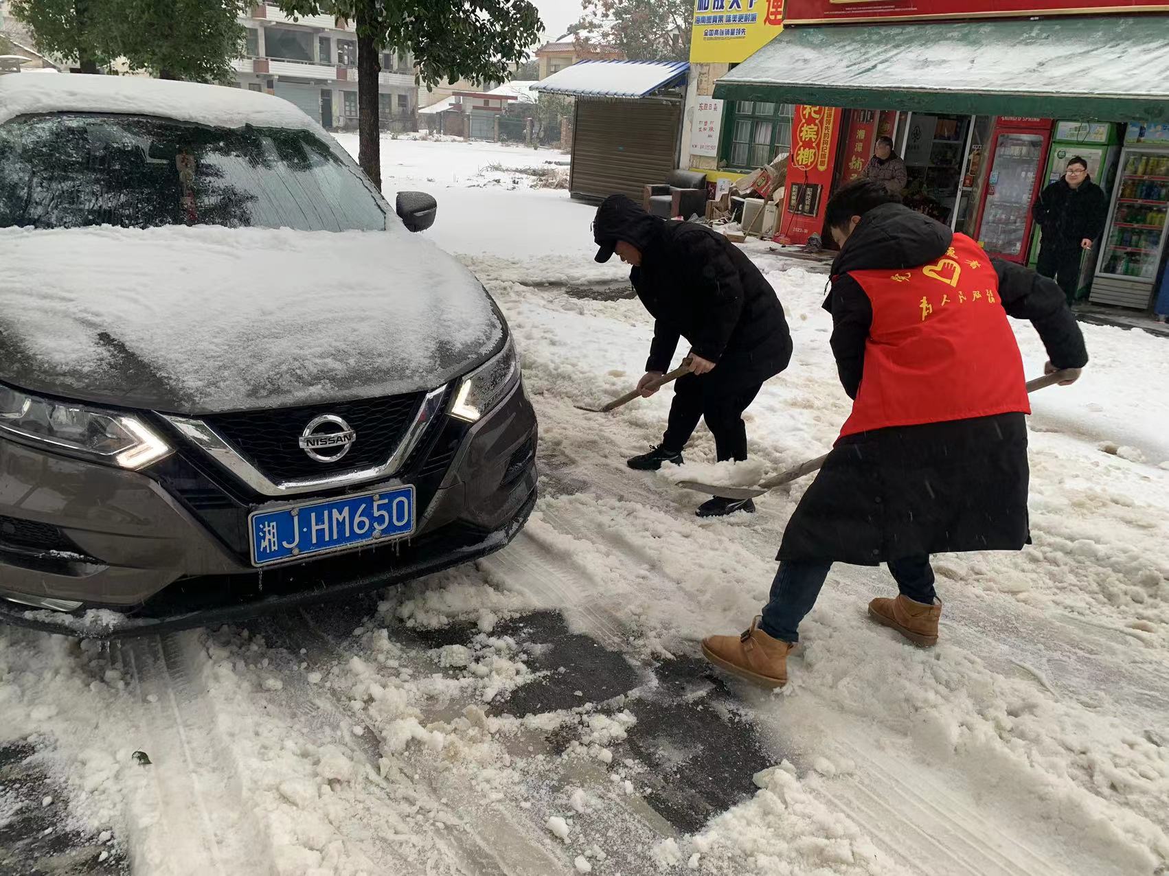 【抗击冰雪一线】汉寿县龙阳街道：除雪破冰 我们在行动