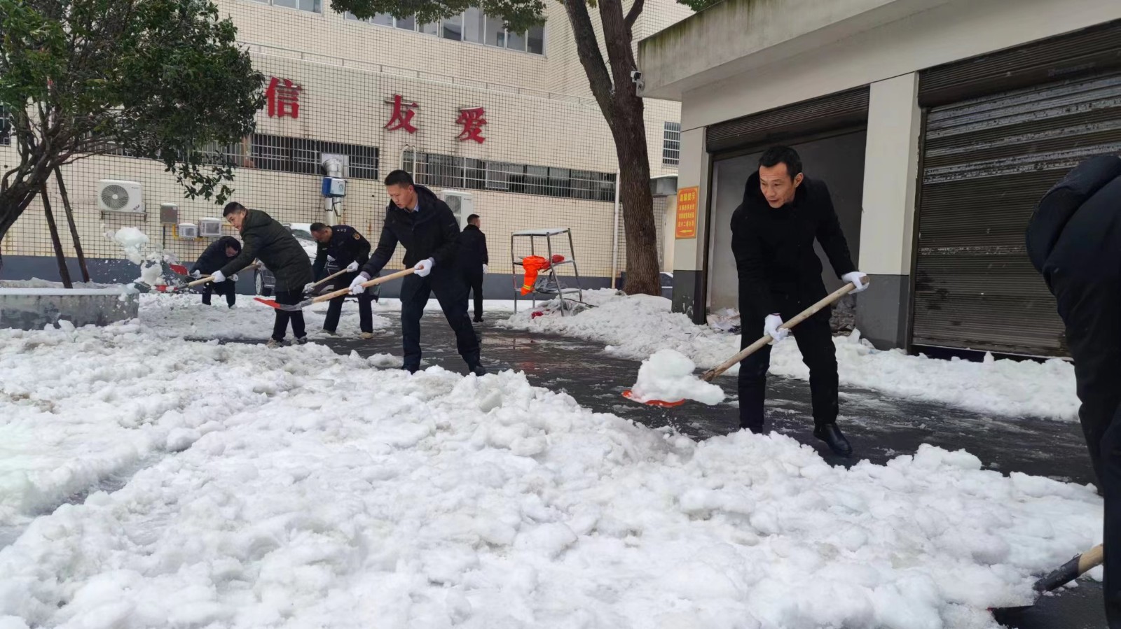 汉寿县城市管理和综合执法局开展“我们的节日·春节”之扫雪铲冰行动