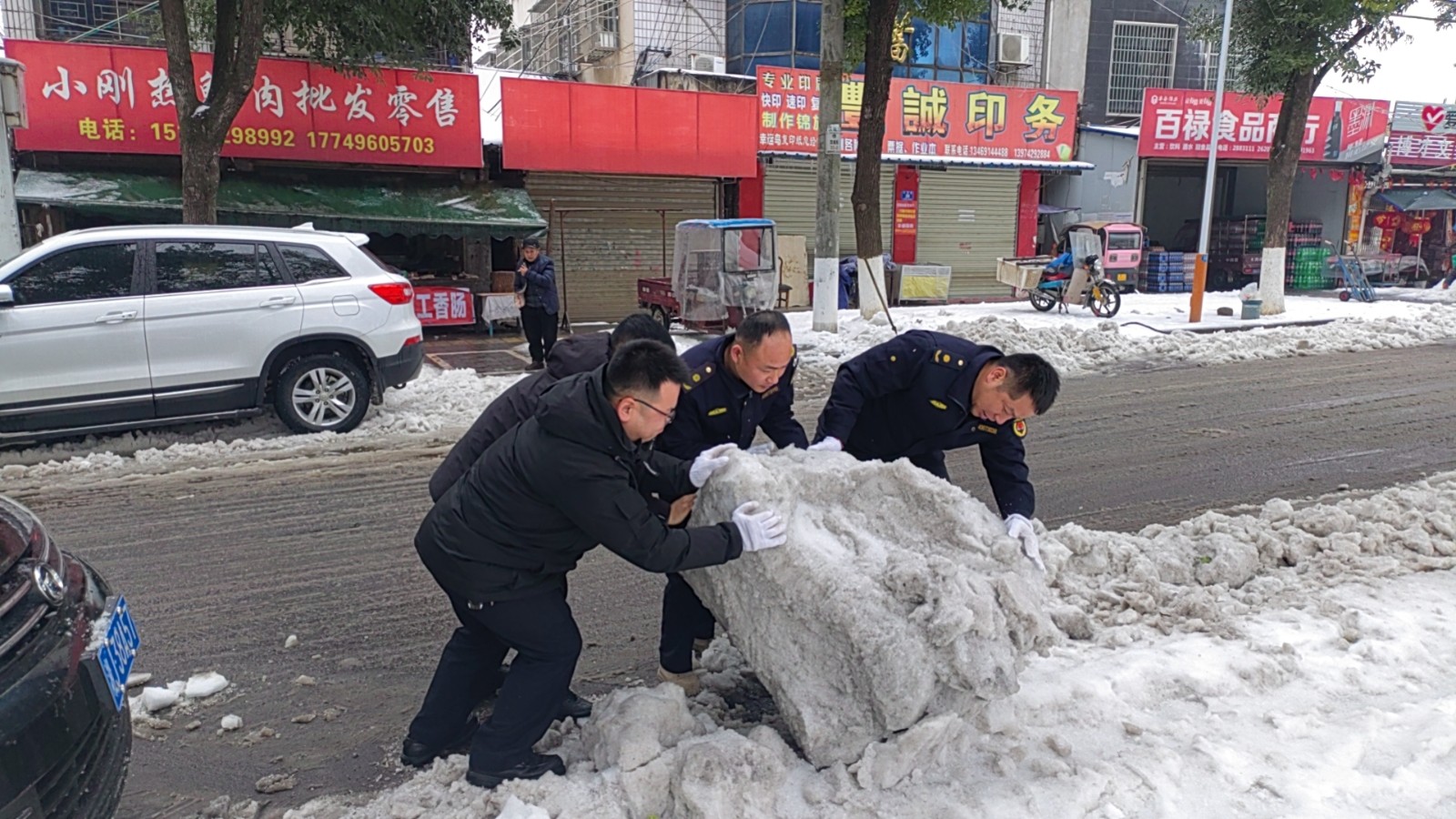 【抗击冰雪一线】汉寿县城市管理和综合执法局：扫雪铲冰，我在行动