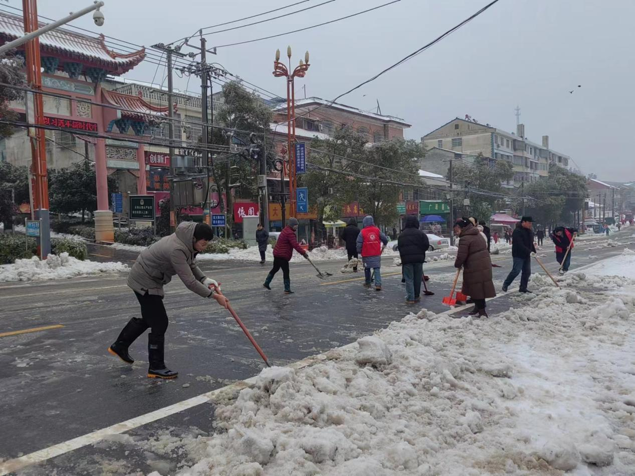 【抗击冰雪一线】汉寿县军山铺镇：扫雪护行 情暖人心