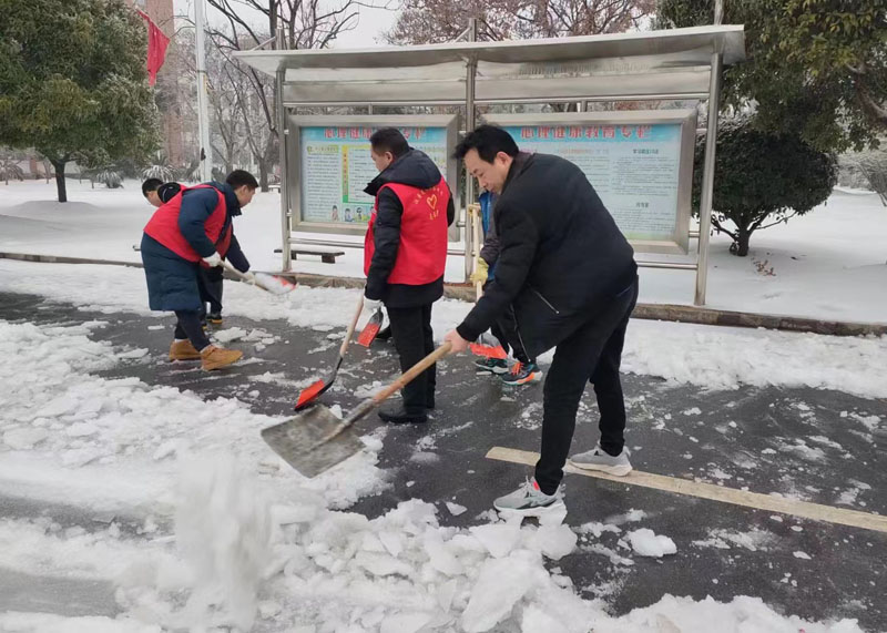 【抗击冰雪一线】汉寿龙池实验中学：铲雪除冰 守护出行