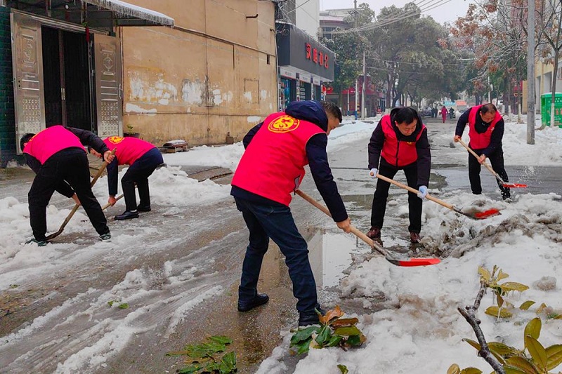 【抗击冰雪一线】汉寿县教育系统开展志愿服务行动  铲冰除雪保畅通