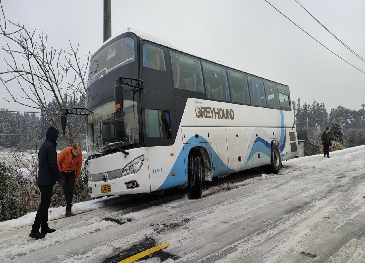 【抗击冰雪一线】汉寿县百禄桥镇：”冰” 临城下 浴 “雪” 奋战 全力守护群众安全