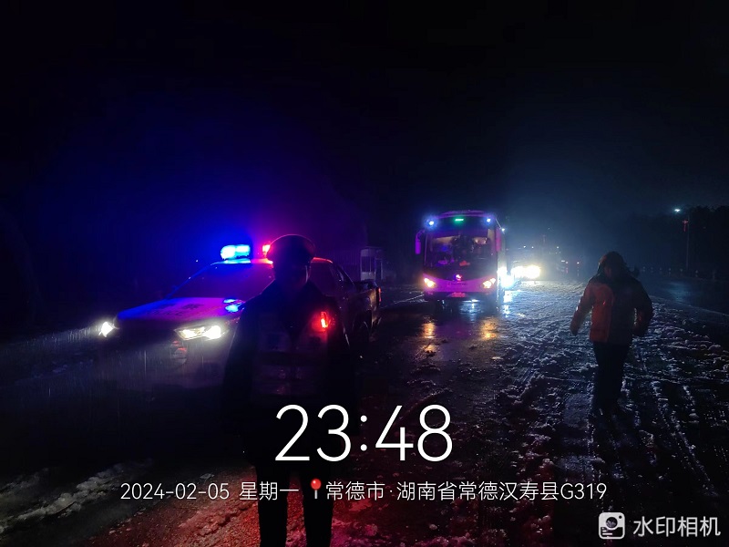 【抗击冰雪一线】汉寿交警雨夜护送大巴车  温暖旅客回家路