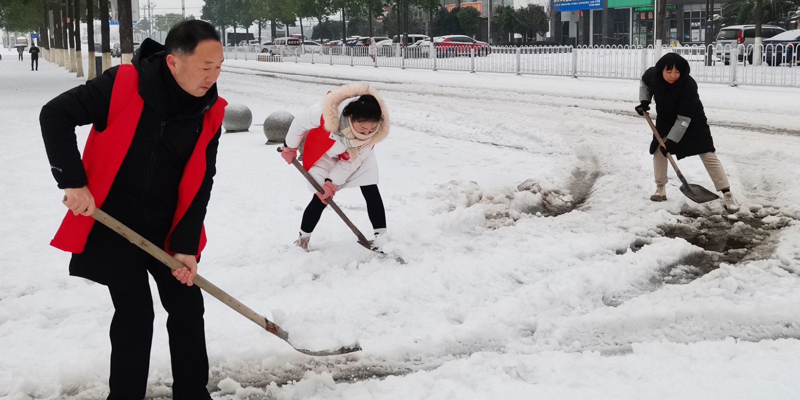【抗击冰雪一线】“志愿红”点亮“冰雪白”  汉寿县詹乐贫中学积极应对低温雨雪冰冻天气