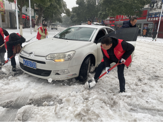 【抗击冰雪一线】汉寿县龙阳街道：抗击冰雪 纪检干部在行动