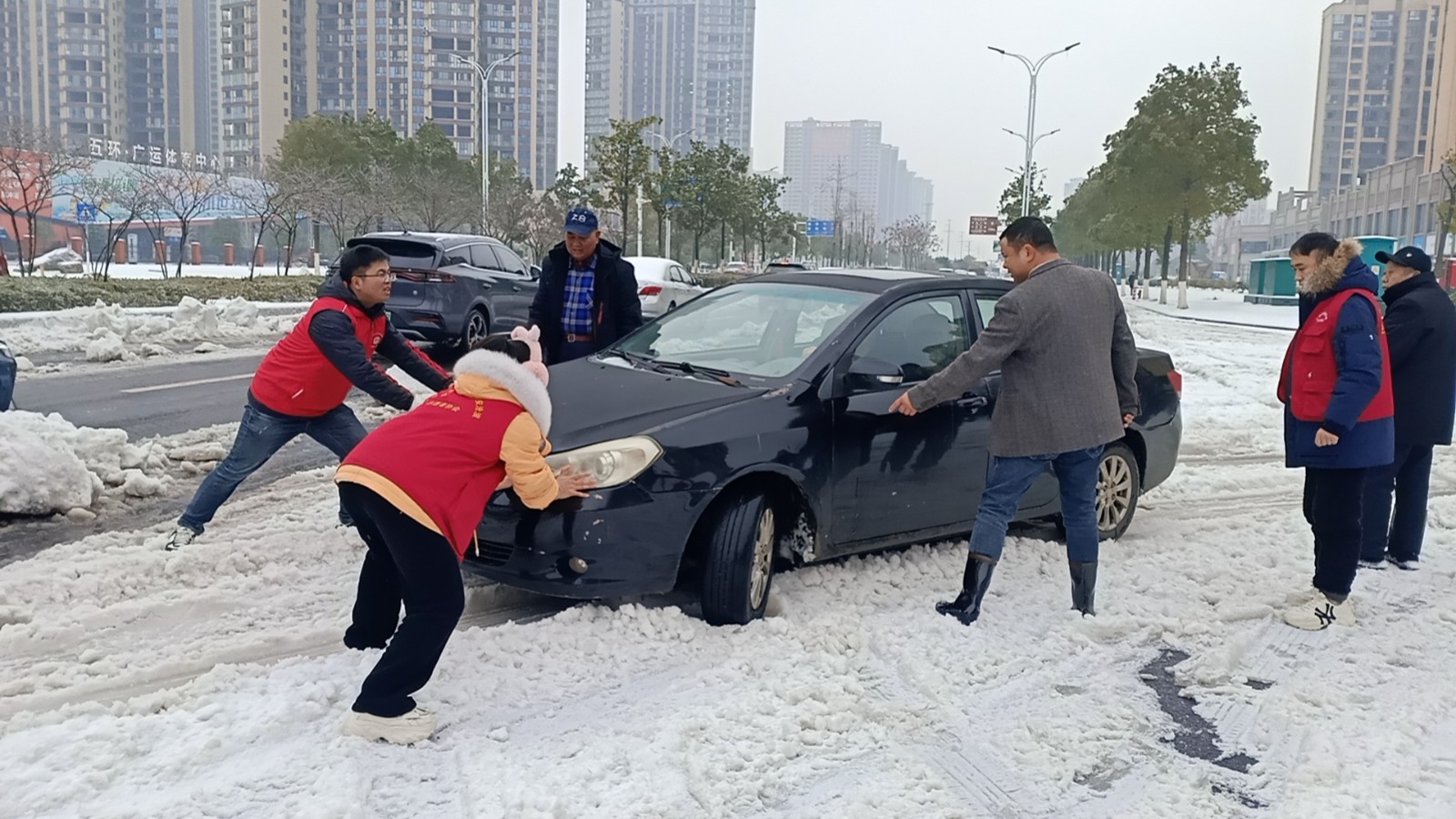 【抗击冰雪一线】汉寿沧浪街道：共战冰雪暖民心  沧浪大地畅安行