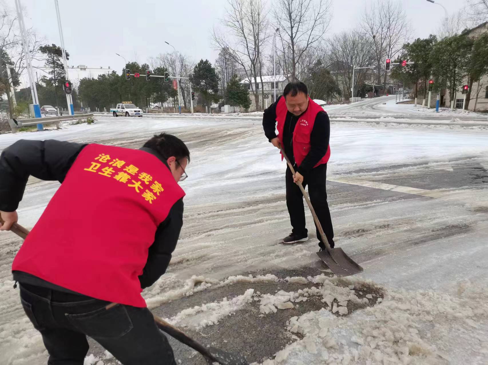 汉寿县沧浪街道：以“动”制冻暖民心，党员干部雪中行