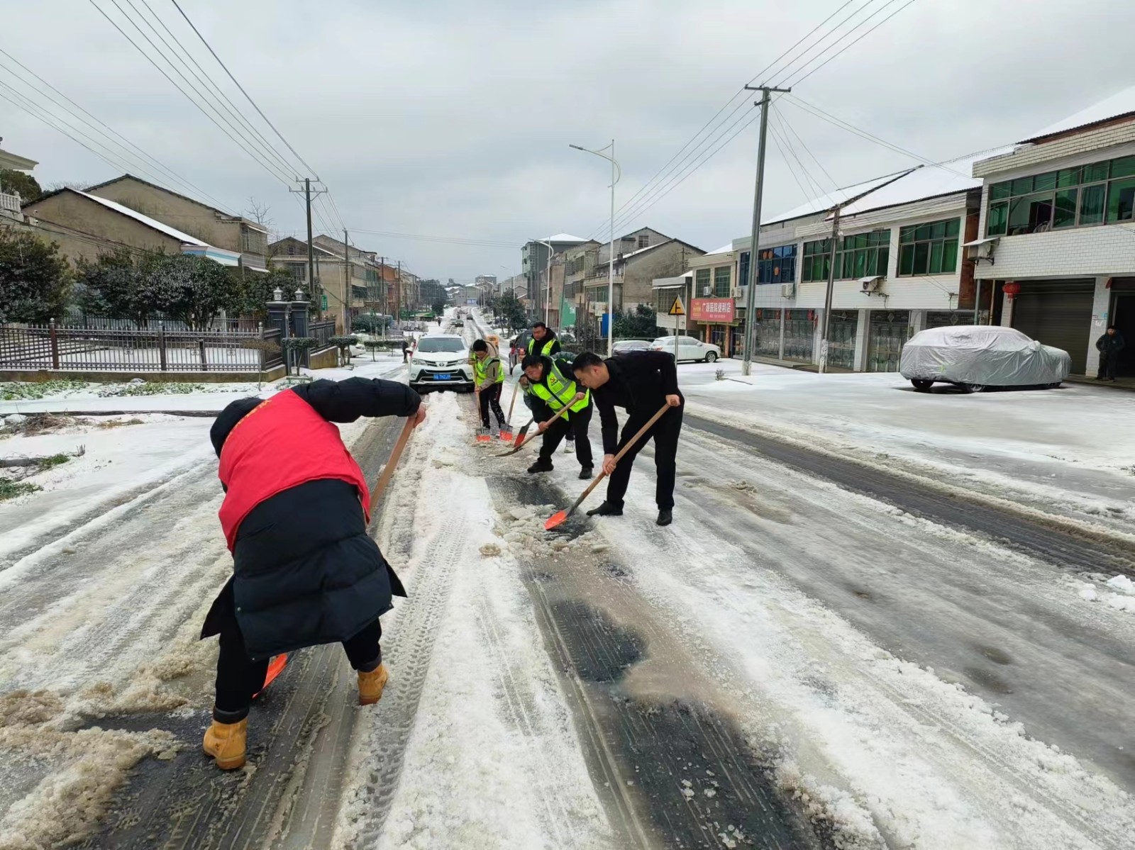 汉寿县蒋家嘴镇： 扫雪除冰保畅通 不畏严寒暖人心
