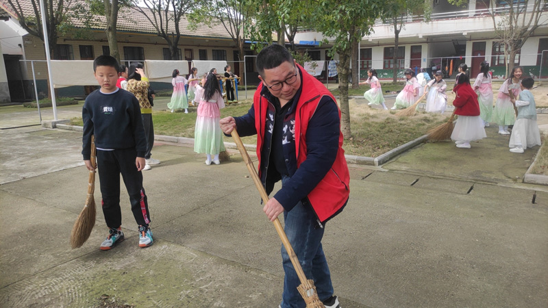 汉寿县聂家桥乡中学开展“春日学雷锋，温暖老人心”志愿者服务活动
