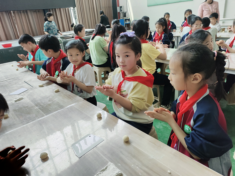 汉寿县株木山中学：“趣”春游 “乐”研学