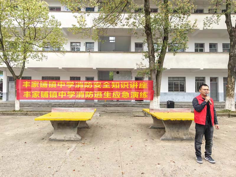 汉寿县丰家铺镇中学开展宿舍消防安全逃生演练