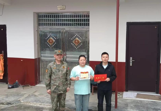 汉寿县岩汪湖镇：为新入伍家庭送挂光荣牌