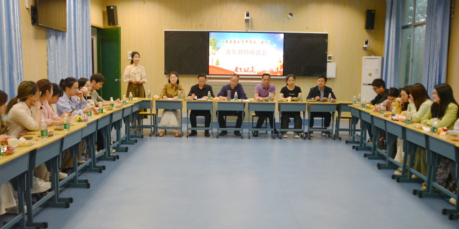 汉寿县詹乐贫中学举办“勤学善思乐教 争做阳光青年”青年教师座谈会