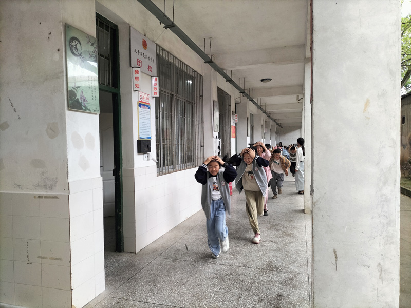 汉寿县聂家桥乡中学开展防震减灾应急疏散演练活动