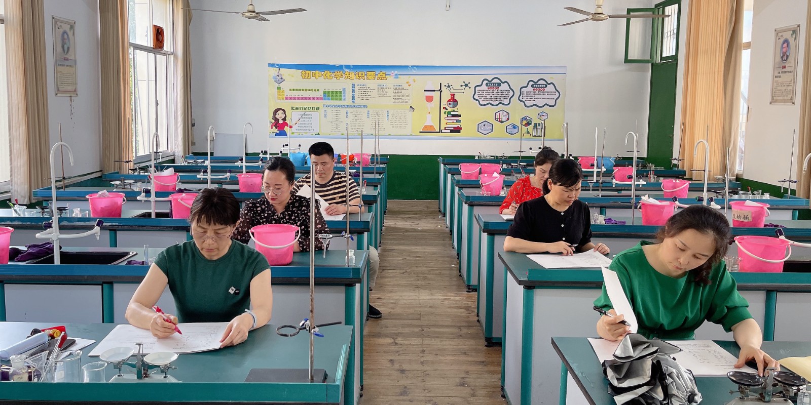汉寿县詹乐贫中学举办"墨香挥意蕴  笔尖绘成长"汉字书写大赛