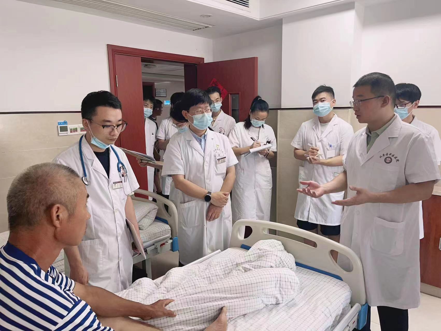 湖南省针灸科章薇名中医工作室专家团队来汉寿县中医医院开展义诊活动