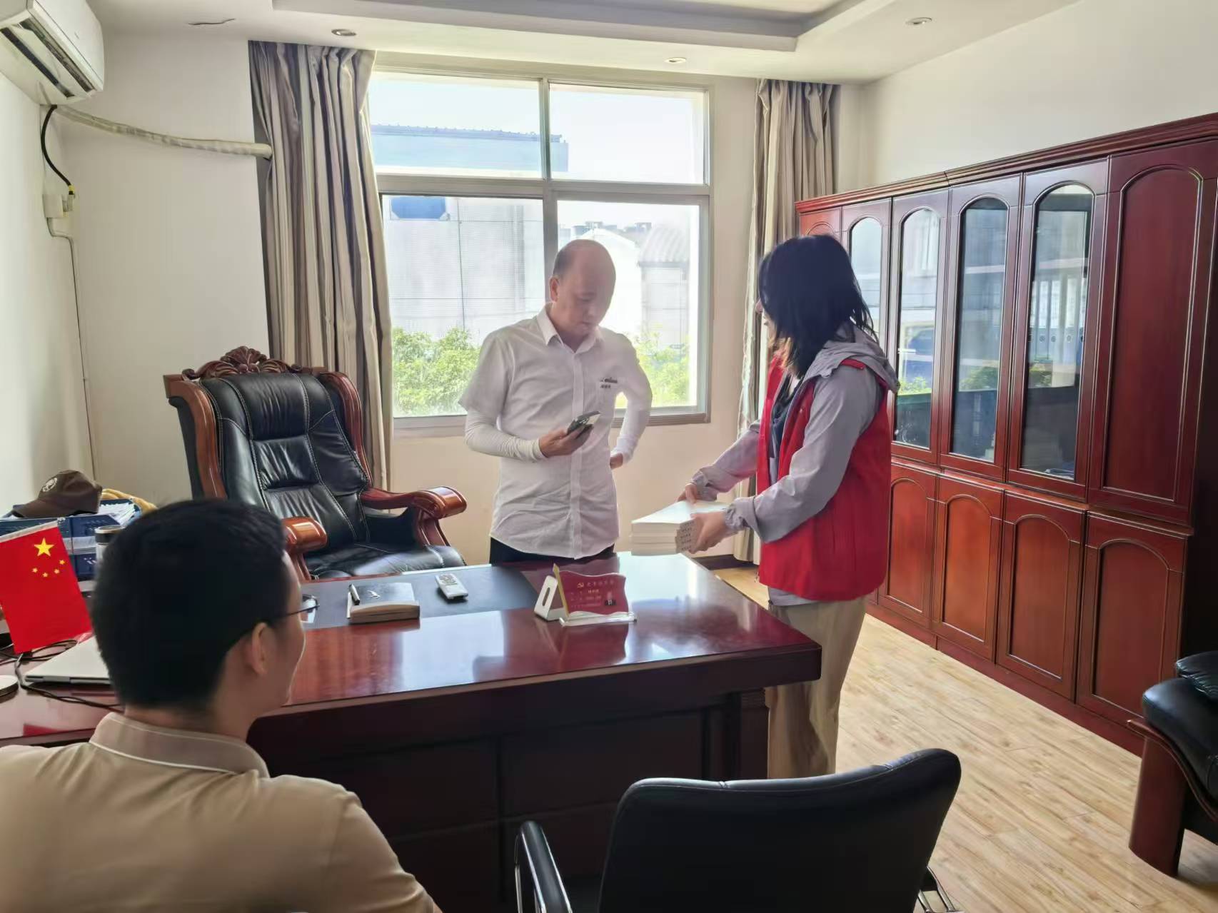 汉寿高新区：送书进企业，党建促发展