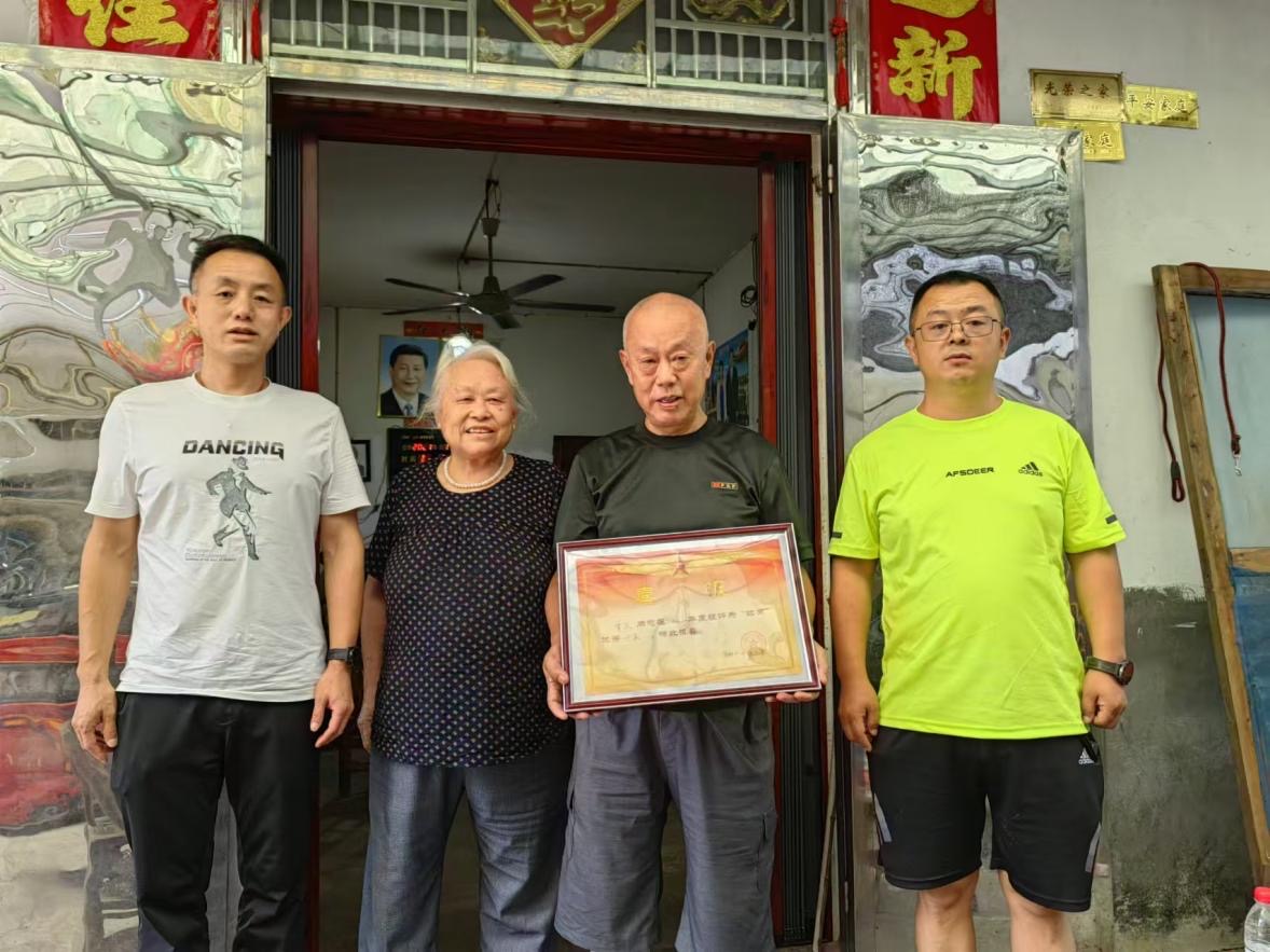 汉寿县蒋家嘴镇为现役军人家属送喜报