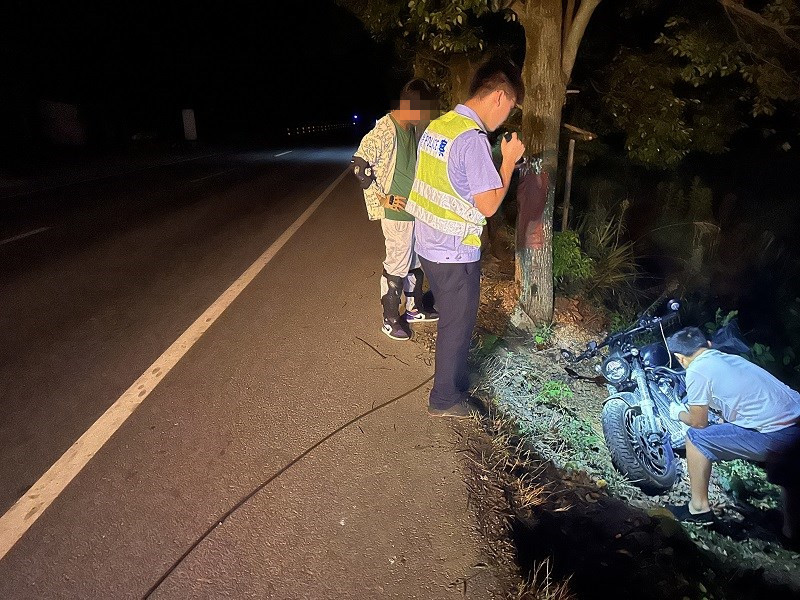 男子騎摩托車(chē)打瞌睡不慎墜溝  漢壽交警深夜緊急救援