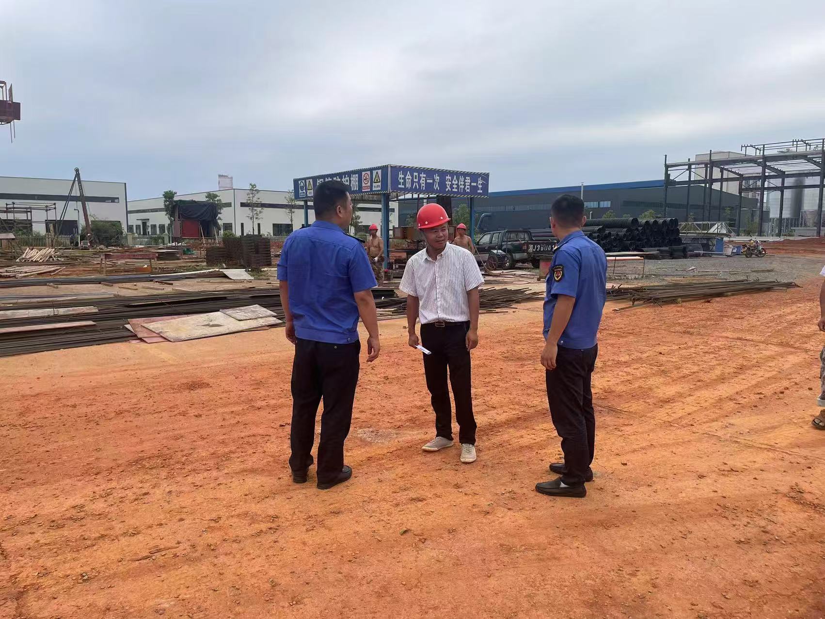 汉寿县城市管理和综合执法局督导在建工地文明施工