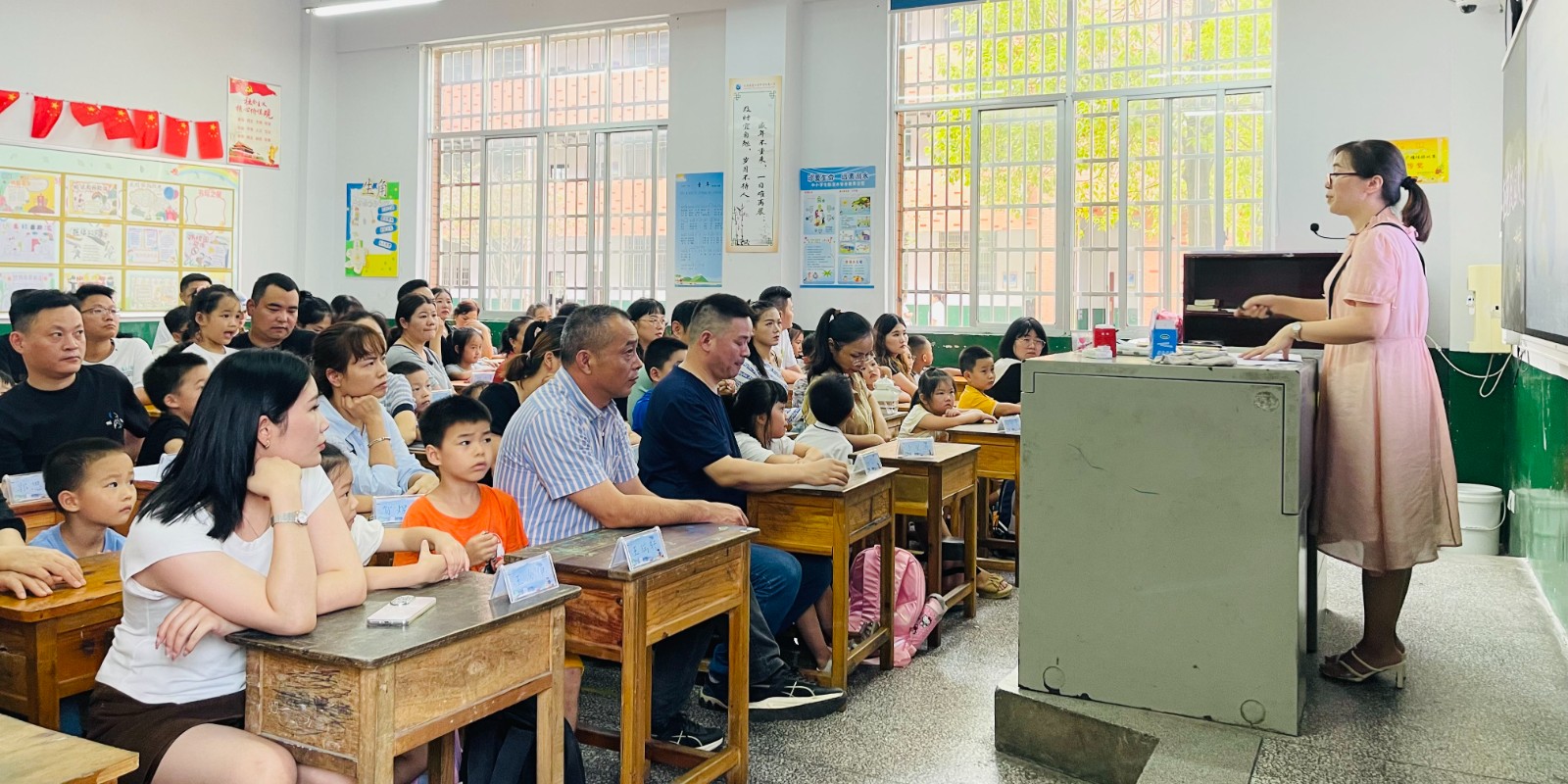 家校携手  共育花开——汉寿县詹乐贫中学附小召开一年级新生家长会