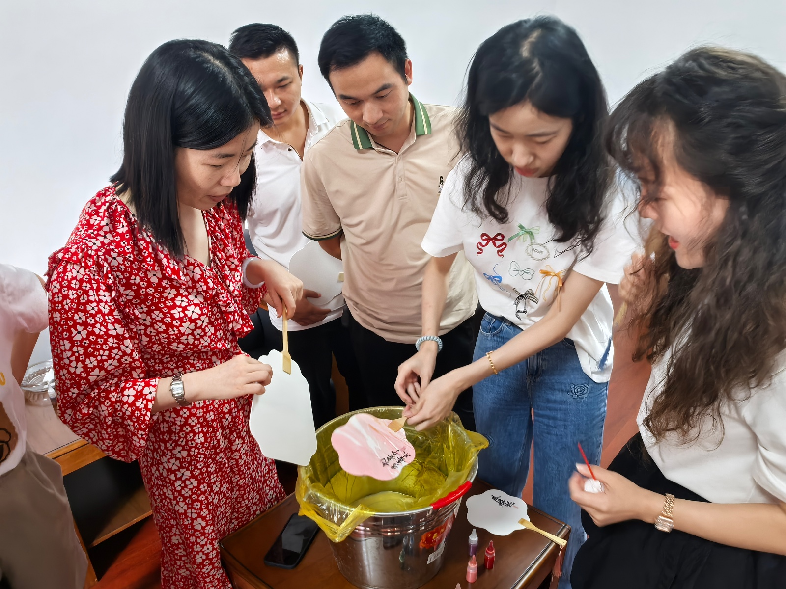汉寿县洲口镇开展“执扇芳华 共享文化”彩绘漆扇活动