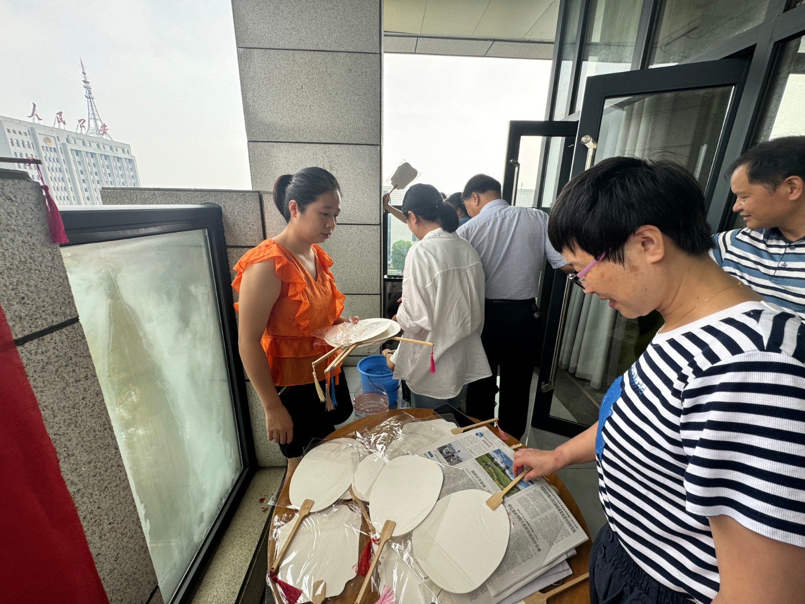 常德市生态环境局汉寿分局开展“我们的节日·中秋” 学习制作漆扇活动
