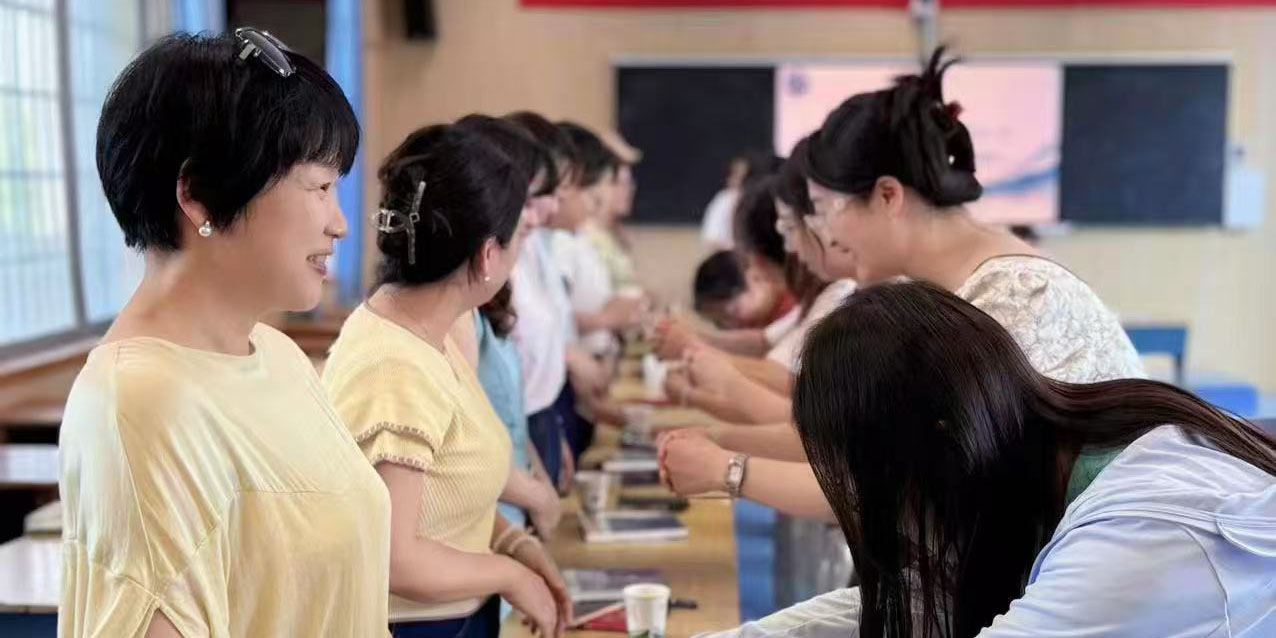 青蓝相接，以心携新｜汉寿县詹乐贫中学附小举行“青蓝结对”仪式
