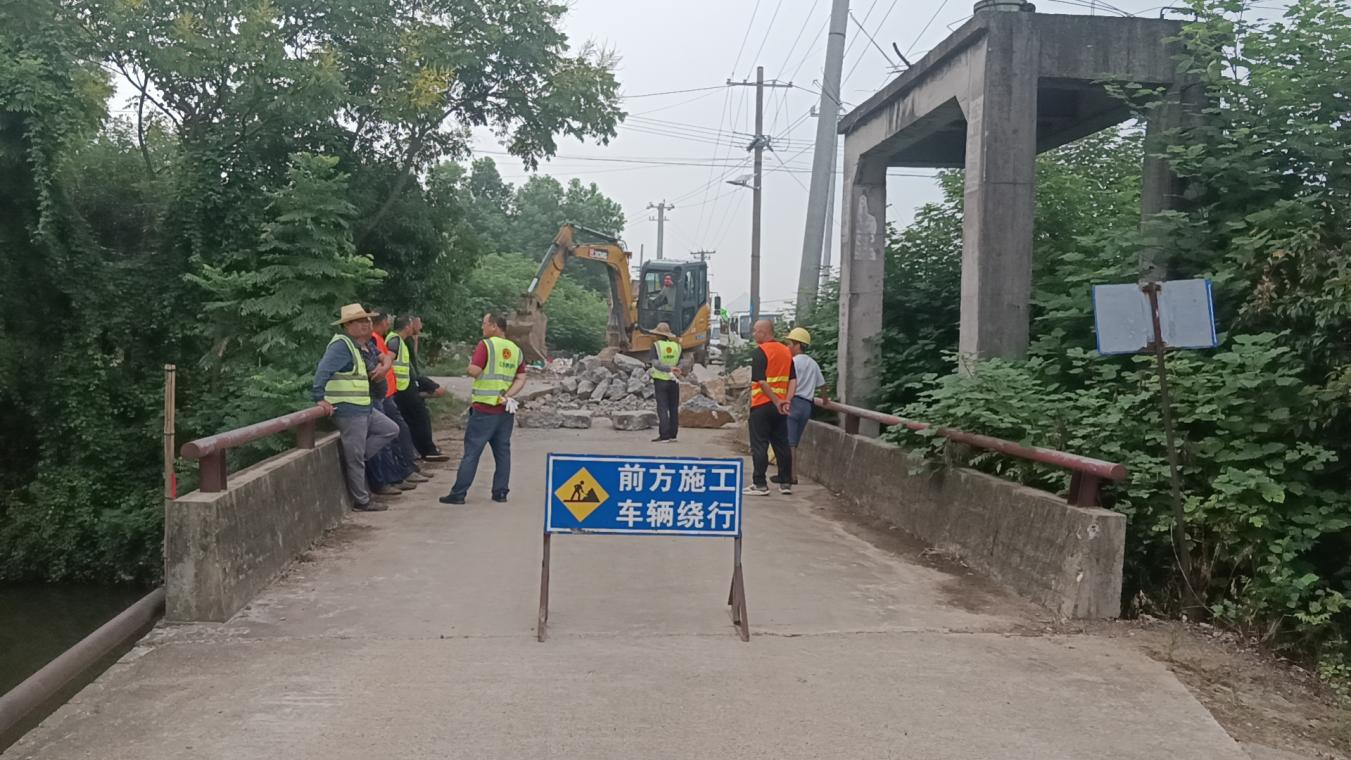 汉寿县岩汪湖镇：修复路面解民忧 铺好群众安心路