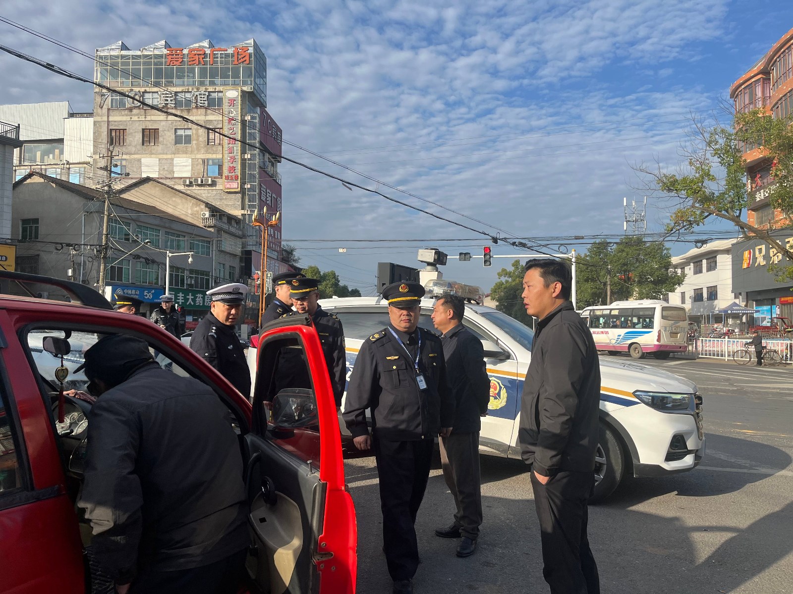 汉寿县军山铺镇：打击非法营运 助力群众平安出行