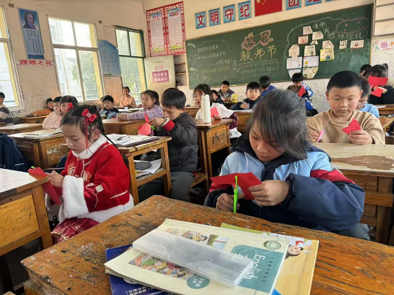 汉寿县太子庙学校举办“剪窗花·迎新年”手工艺活动