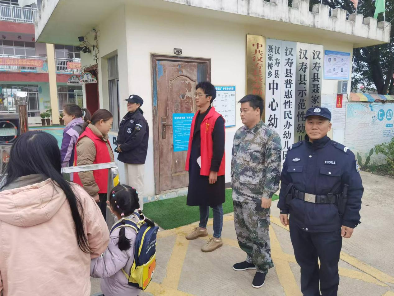 汉寿县聂家桥乡：站好执勤岗，护航上学路