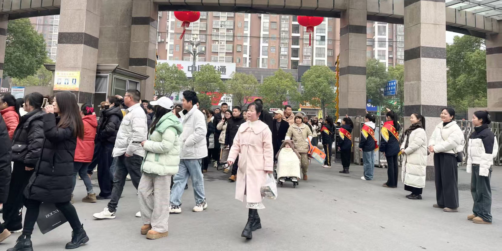 汉寿县詹乐贫中学附小召开五、六年级家长会