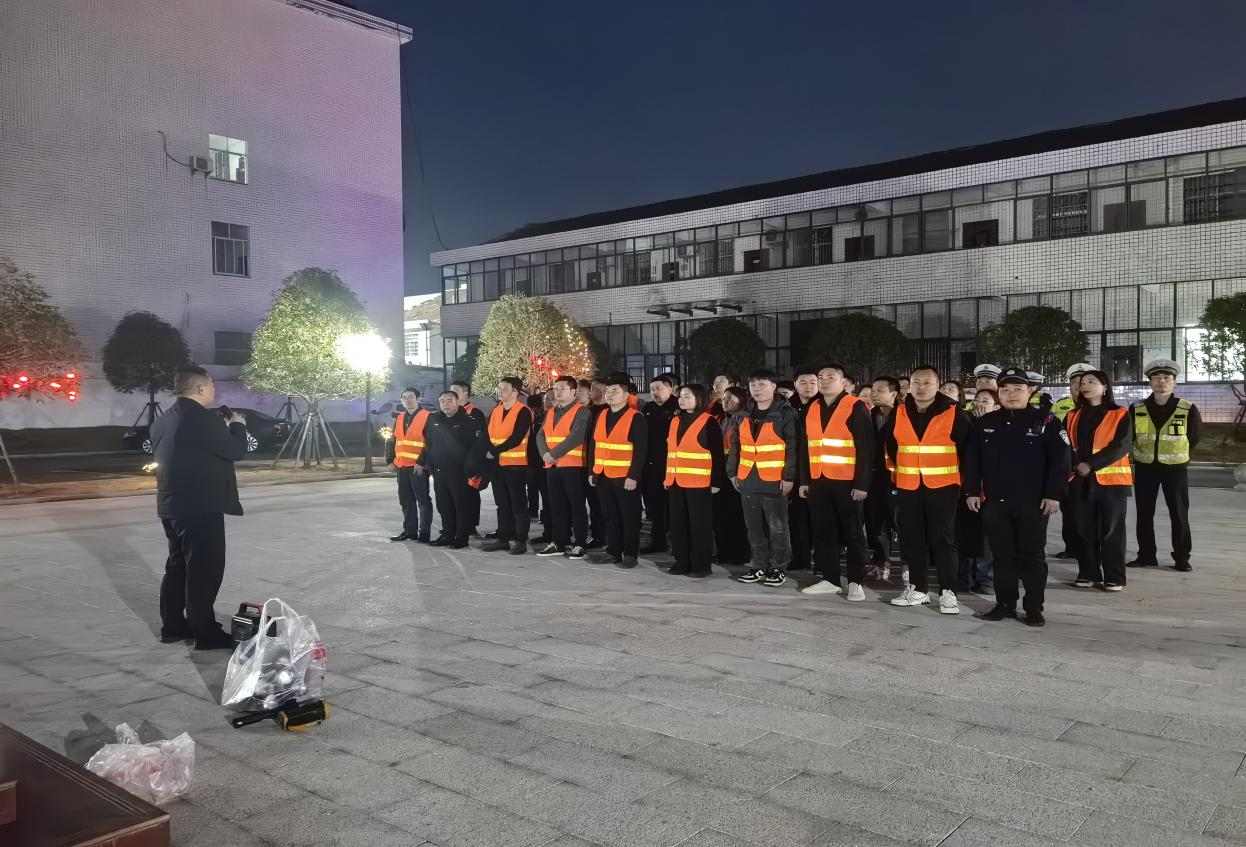 汉寿县太子庙镇：星夜奋战便民路，齐心聚力促项目
