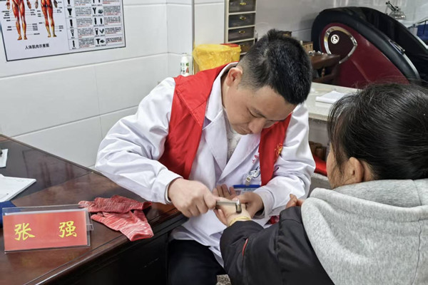 汉寿县人民医院：开展“情暖三八节 健康伴你行”双线义诊活动