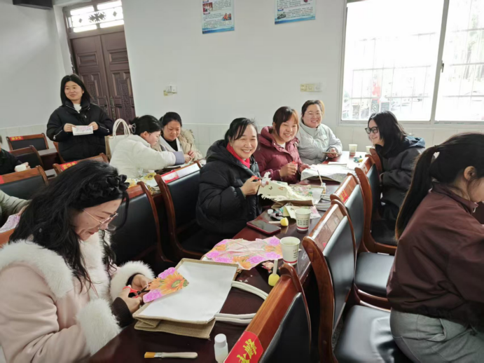汉寿县丰家铺镇：巧手绘春意，巾帼绽芳华