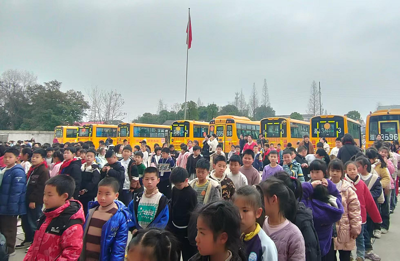 汉寿县岩汪湖镇小学：开展学生乘坐校车应急逃生演练