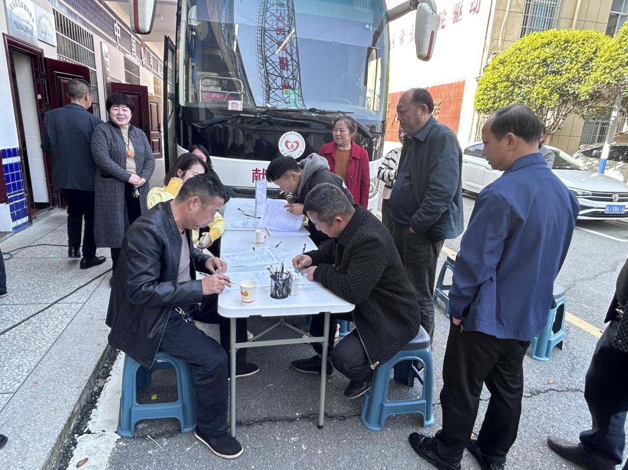 汉寿县毛家滩回维乡：热血汇聚显担当 守护生命践初心
