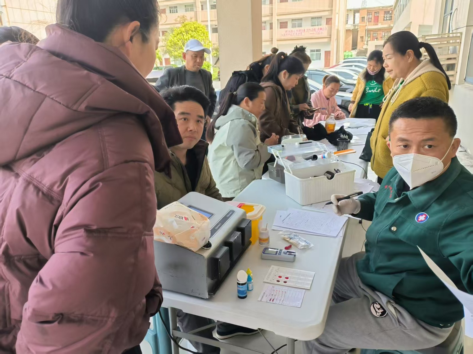 汉寿县岩汪湖镇：挽袖献爱心 热血递温情
