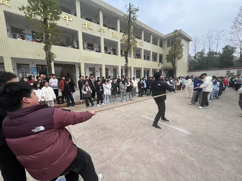 汉寿县朱家铺镇中学举办校园拔河比赛