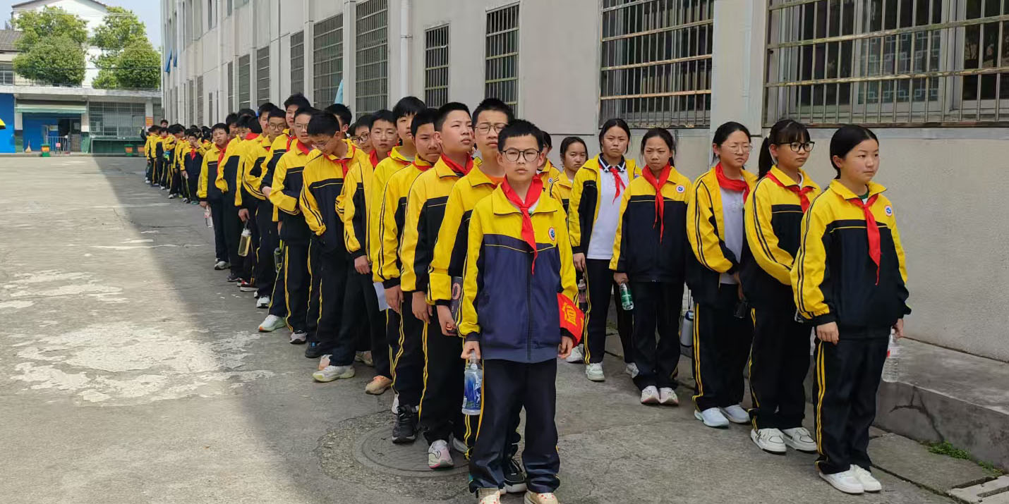 【网络中国节·清明】青春步履祭英烈 红色基因永传承 |汉寿县詹乐贫中学开展清明祭扫暨徒步拉练活动