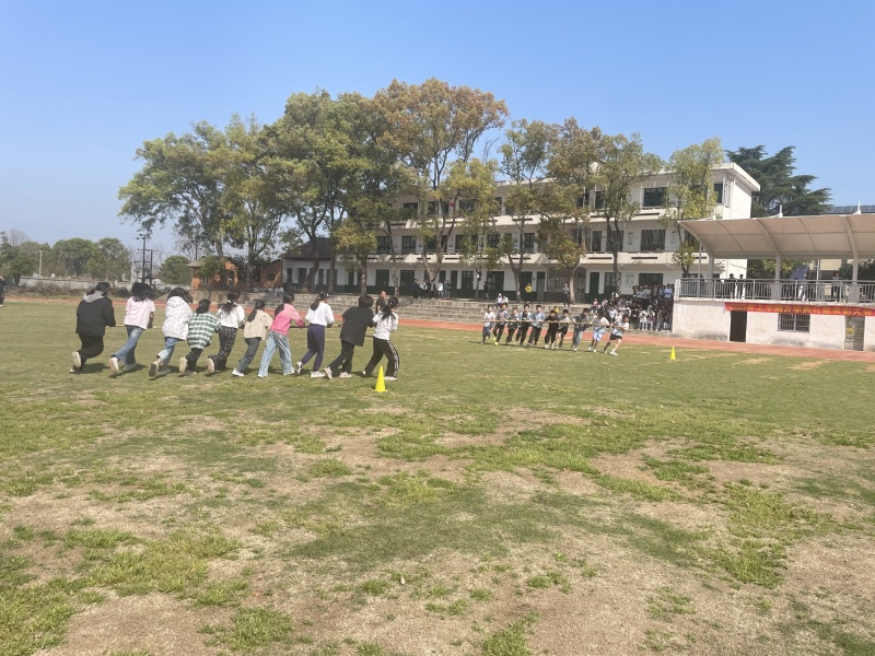 汉寿县岩汪湖镇中学：绕杆竞技展风采    趣味抢食添欢乐