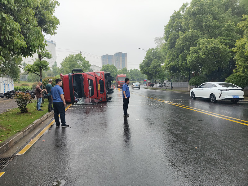 汉寿城管执法人员雨天紧急救援侧翻货车 确保道路安全畅通