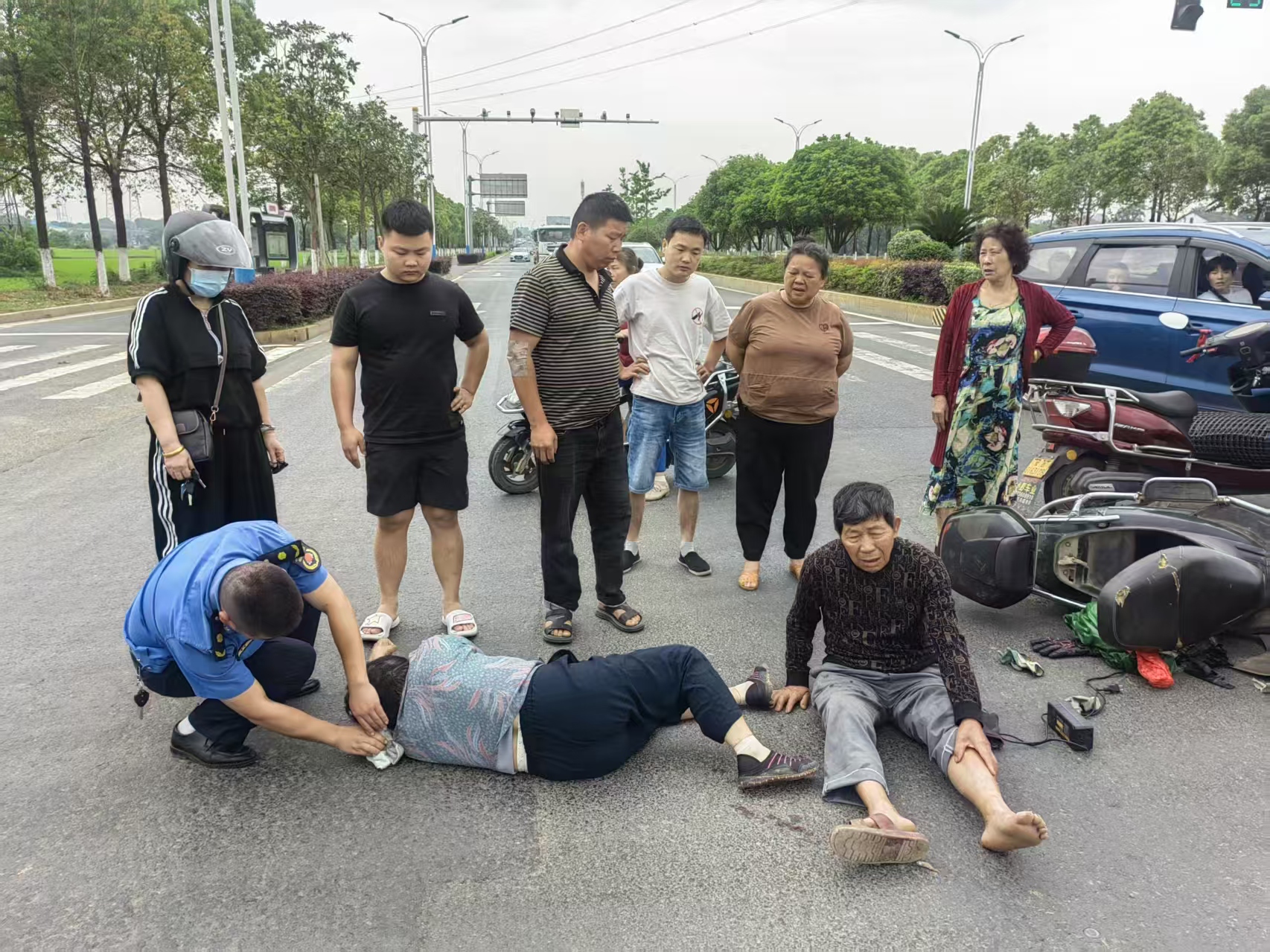 汉寿：城管执法队员巡查途中紧急救援交通事故伤者
