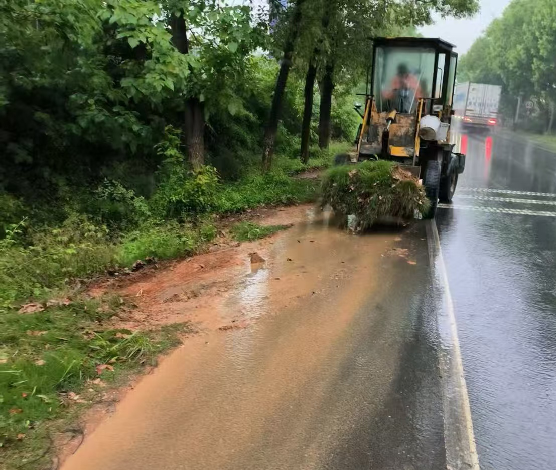 汉寿县公路建设养护中心：高效应对强风天气，筑牢群众安全防线